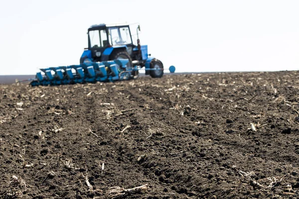 Fekete Föld Területen Vetés Közben Egy Traktor Területen Nem — Stock Fotó