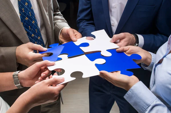 İş adamlarının elinde bulmacalar