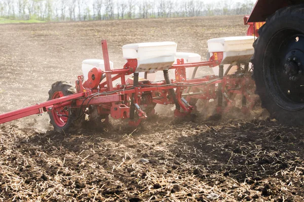 Tracteur Dans Champ Terre Noire Avec Une Semence Traînée Perceuses — Photo