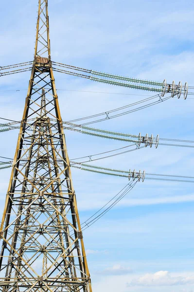 Líneas Eléctricas Alto Voltaje Contra Cielo —  Fotos de Stock