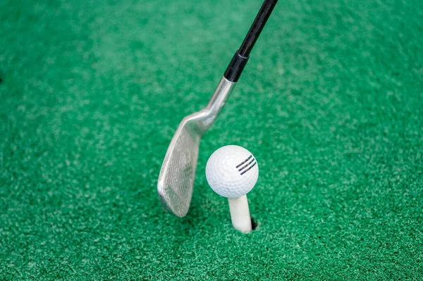 Balançar Taco Golfe Para Bater Bola — Fotografia de Stock