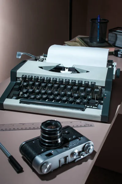 Старая Пишущая Машинка Камерой Столе — стоковое фото