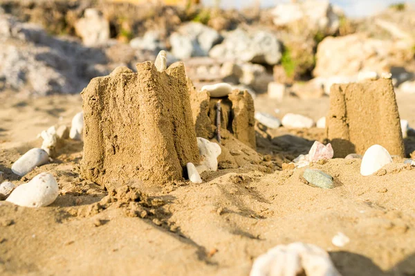 Güneşli bir günde, okyanus sahilindeki kumdan kale.