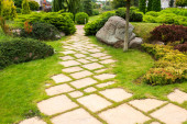 természetes kőből készült ösvény a kertben