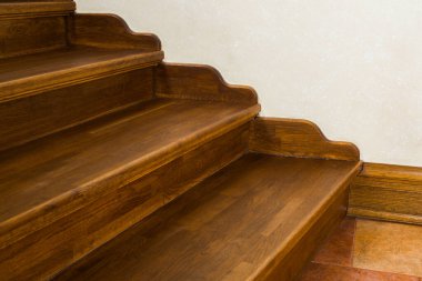 İç taraftaki ahşap basamakların yanında kiremit ve kadife var.