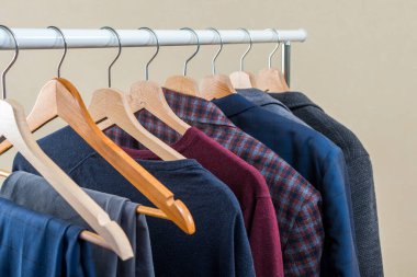 Askıda asılı bir elbise.