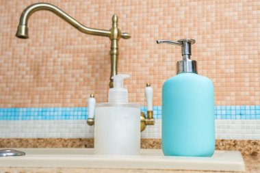 Mutfaktaki deterjanlar için konteynırlar