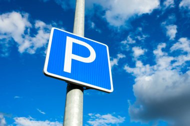 Araba park levhası sütundaki arabalar için