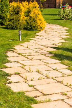 Bir peyzaj parkında doğal taştan yapılmış bir patika.