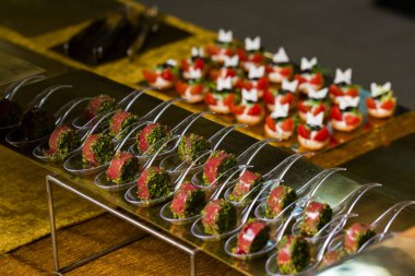 Büfe masasında yemek.