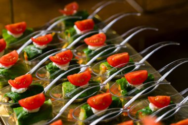 Beyaz arkaplanda kesilmiş renkli pamuklu çoraplar