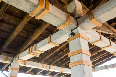 İç tasarımda beton sütunlar