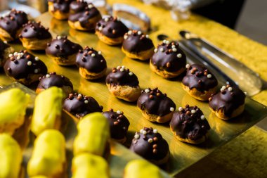 Masadaki jöleli çikolatalı kekler.