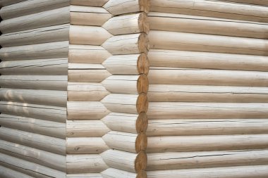 Tahta duvarlar beyaza boyanmış.