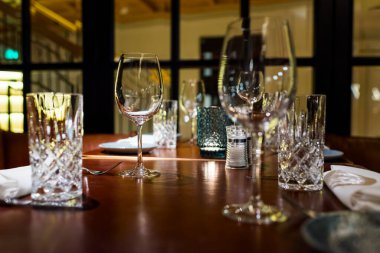 Bardaklar restoranda masanın üstünde.