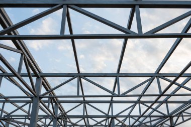 Gökyüzü arka planında bir çatı için metal iskelet