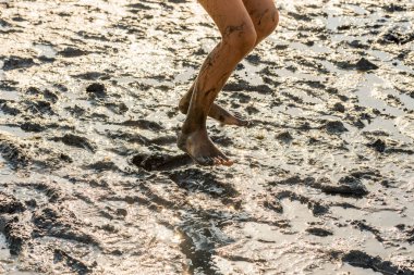 Çamurda çocuğun ayakları