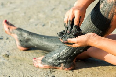 Tıbbi çamurda eller