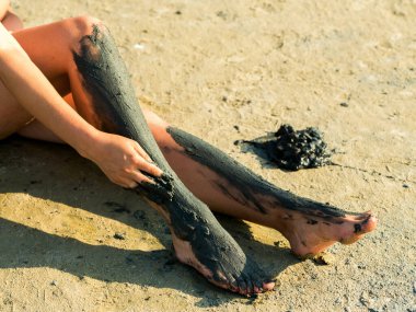 Tıbbi çamurda kadın bacakları