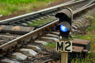 Demiryolu semaforunda mavi ışık