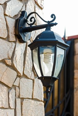 Sokak lambası modern enerji tasarrufu lambası ile stilize edilmiş.