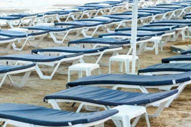 Kumsalda güneşlenirler