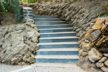 Manzara tasarımında taş mermer basamaklar