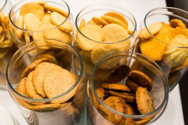 Cam kavanozlarda kurabiye.