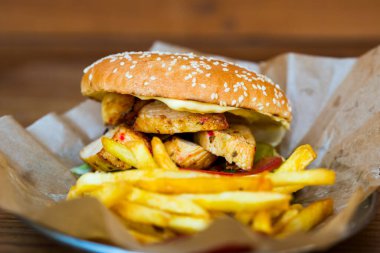 Tavuk fileto ve patates kızartmalı hamburger.
