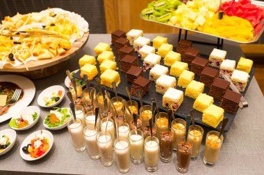 Pastalar ve tatlılar ziyafette