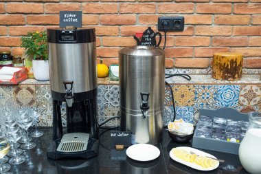 Sıcak kahve ve çay için su ısıtıcıları, kahve molaları için masa.