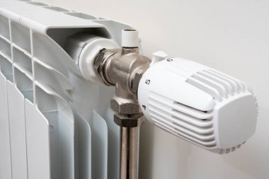 İç taraftaki ısıtma pili için termostat