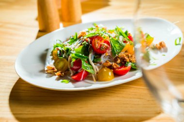 Sebzeli salata ve domatesli erişte.