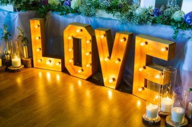 Beyaz arkaplanda kesilmiş renkli pamuklu çoraplar