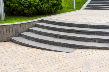 Şehirde taş merdiven var.