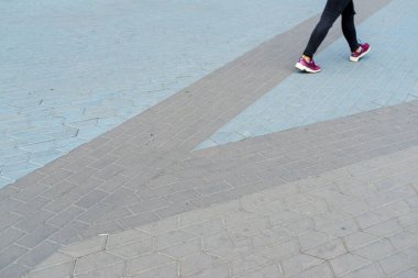 Caddede asfalt döşeme tahtası. Meydanda renkli fayanslar.