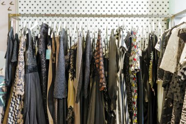 Askıda gece elbiseleri