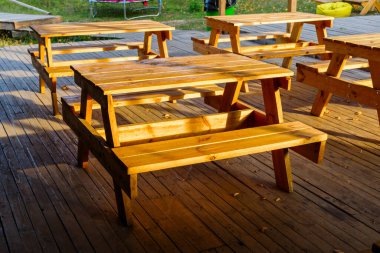 Tahta masa ve sokağın kenarında bank.