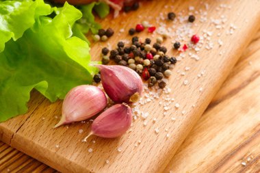 Tahtada sarımsak ve dolma biber var.