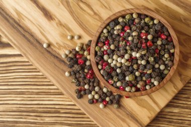 Gemide renkli biberler var.