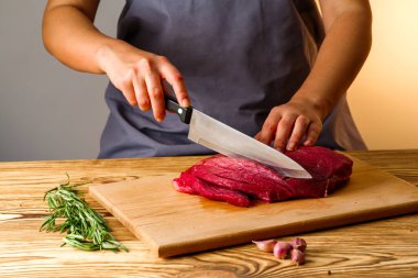 Tahtada bir parça taze et var.