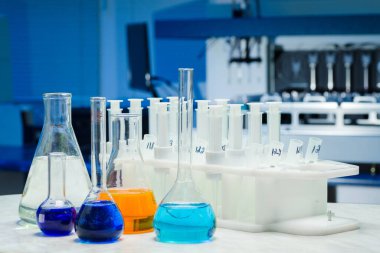 Analiz için sıvı içeren tıbbi kaplar.