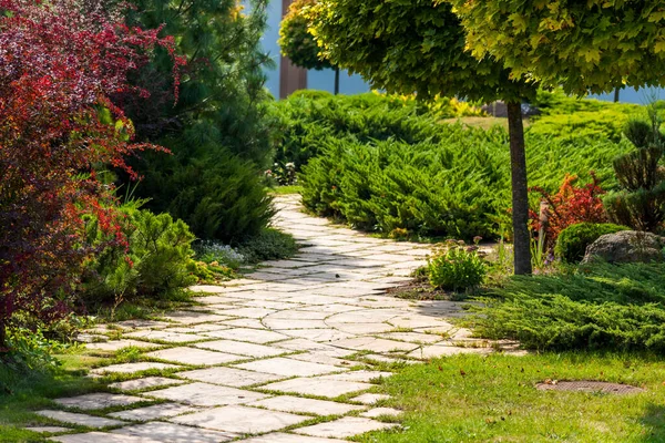 Μια Διαδρομή Από Φυσική Πέτρα Στο Σχεδιασμό Του Τοπίου — Φωτογραφία Αρχείου