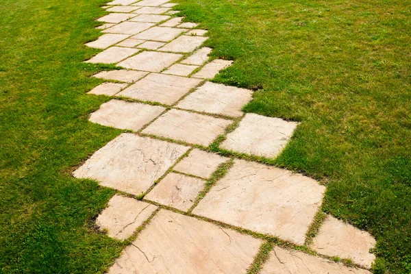 芝生の側の石の道 — ストック写真