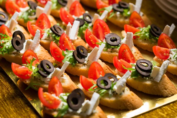 Sanduíches Minúsculos Com Queijo Verde Azeitona Tomates — Fotografia de Stock