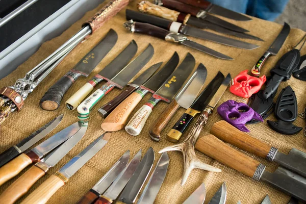 Ножи Различными Лезвиями Магазина Деревянными Ручками — стоковое фото