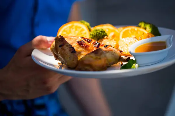 Pollo Parrilla Con Naranjas Salsa Plato — Foto de Stock