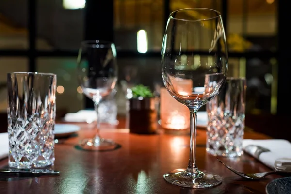 Glazen Wijn Een Tafel Een Restaurant — Stockfoto