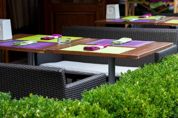 Tafel Rieten Banken Een Zomercafé — Stockfoto