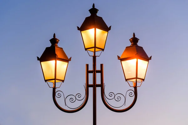 Lámpara Calle Brillante Contra Cielo —  Fotos de Stock